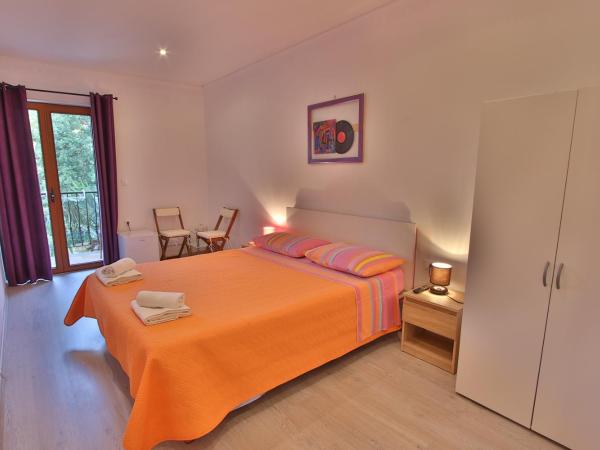 Rooms and Apartment Feral : photo 4 de la chambre chambre double classique avec balcon - vue sur jardin