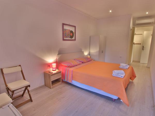 Rooms and Apartment Feral : photo 3 de la chambre chambre double classique avec balcon - vue sur jardin