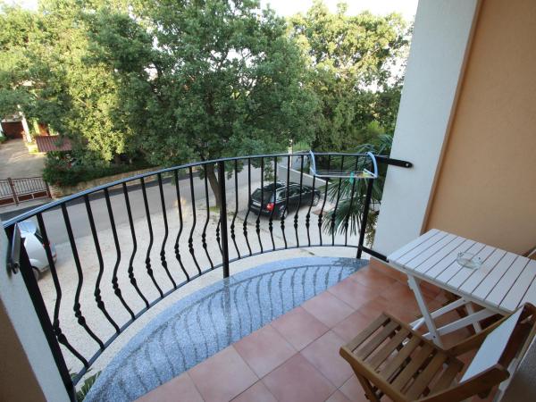 Rooms and Apartment Feral : photo 5 de la chambre chambre double classique avec balcon - vue sur jardin