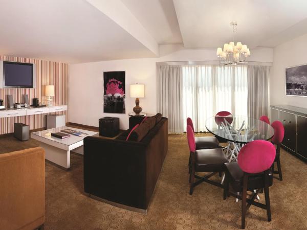 Flamingo Las Vegas Hotel & Casino : photo 1 de la chambre suite cosmopolitan 1 lit king-size - vue sur high roller