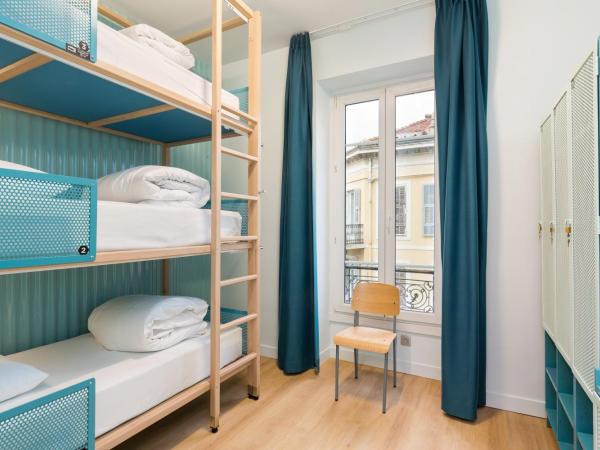 Hostel Ozz Nice : photo 1 de la chambre dortoir de 3 lits avec salle de bains privative