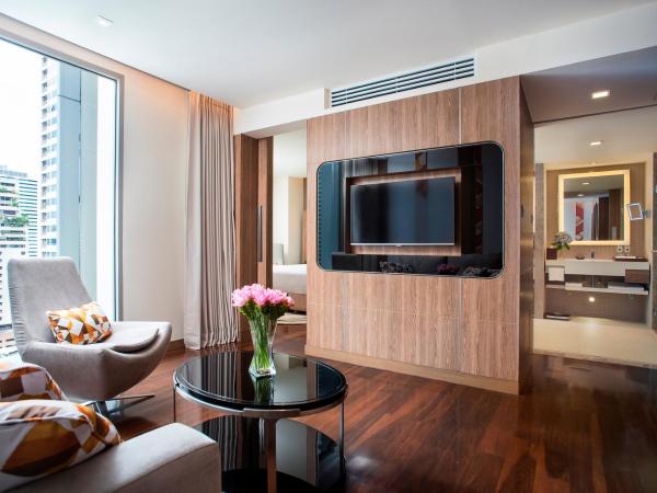 Novotel Bangkok Sukhumvit 20 : photo 6 de la chambre suite exécutive avec lit king-size