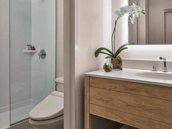 'Alohilani Resort Waikiki Beach : photo 6 de la chambre chambre lit king-size - vue partielle sur océan