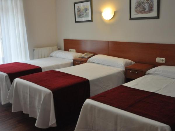 Pension Alameda : photo 4 de la chambre chambre double avec lit d'appoint