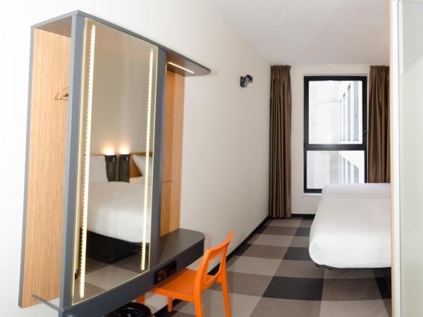 easyHotel Brussels City Centre : photo 8 de la chambre chambre triple familiale