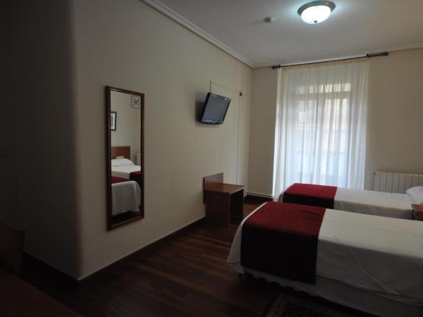 Pension Alameda : photo 6 de la chambre chambre double avec lit d'appoint