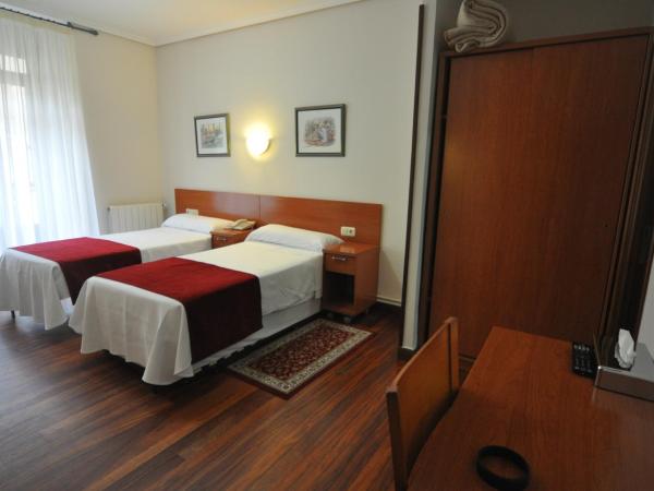 Pension Alameda : photo 7 de la chambre chambre double avec lit d'appoint