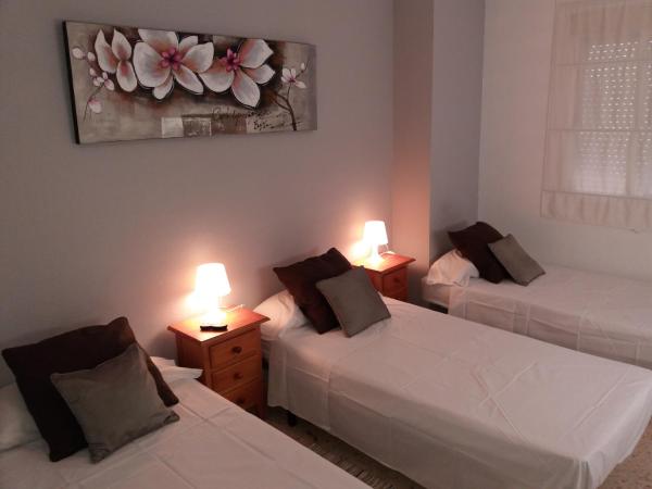 Hostal Gonzalez : photo 3 de la chambre chambre triple avec salle de bains