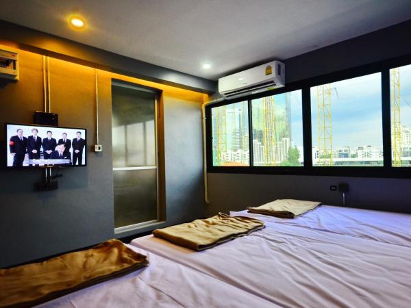 HOOT Hostel & Ratchada : photo 6 de la chambre chambre triple avec salle de bains privative