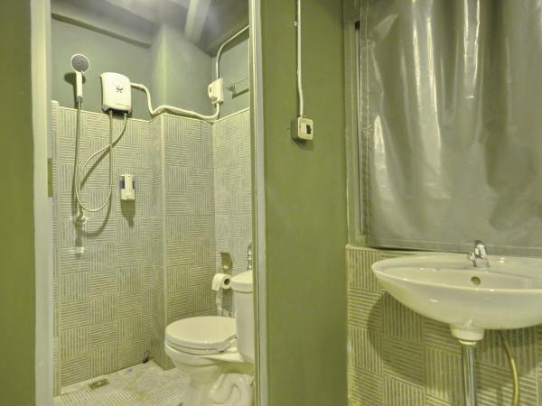 HOOT Hostel & Ratchada : photo 5 de la chambre chambre double ou lits jumeaux avec salle de bains privative