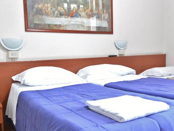 Hotel Arno : photo 2 de la chambre chambre triple avec salle de bains commune