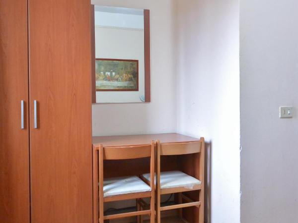 Hotel Arno : photo 5 de la chambre chambre triple avec salle de bains commune