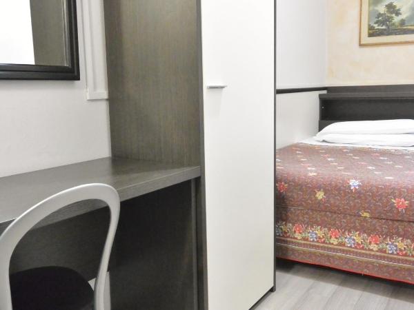 Hotel Arno : photo 3 de la chambre chambre simple avec salle de bains commune