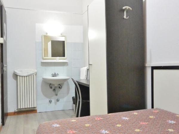 Hotel Arno : photo 4 de la chambre chambre simple avec salle de bains commune