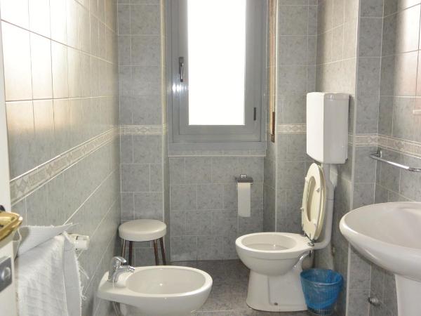 Hotel Arno : photo 6 de la chambre chambre double avec salle de bains commune