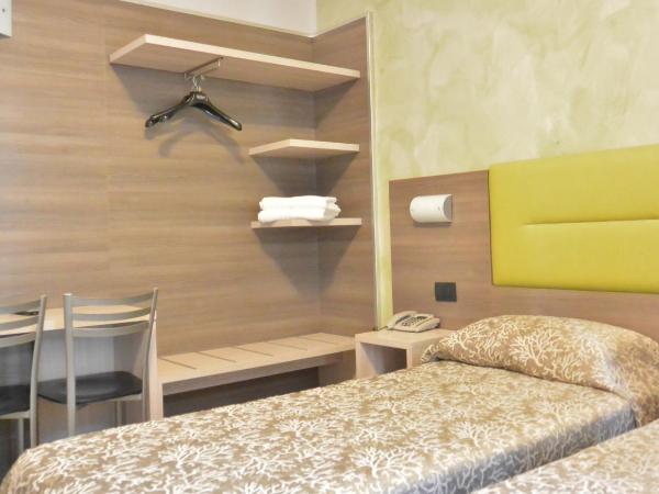 Hotel Siena : photo 1 de la chambre chambre lits jumeaux avec toilettes communes
