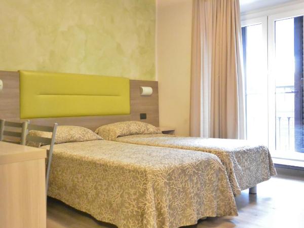 Hotel Siena : photo 3 de la chambre chambre lits jumeaux avec toilettes communes