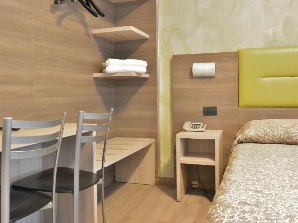 Hotel Siena : photo 4 de la chambre chambre lits jumeaux avec toilettes communes