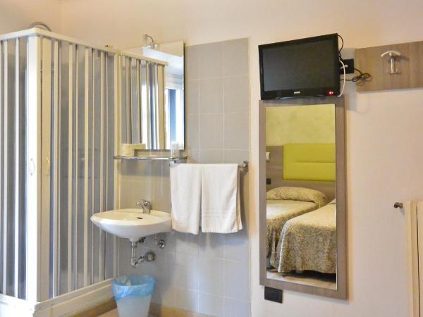 Hotel Siena : photo 2 de la chambre chambre lits jumeaux avec toilettes communes