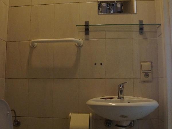 Royal Hotel : photo 2 de la chambre chambre simple avec toilettes intérieures