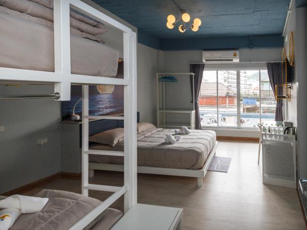The Moon Hostel Huahin : photo 2 de la chambre chambre double ou lits jumeaux avec salle de bains privative
