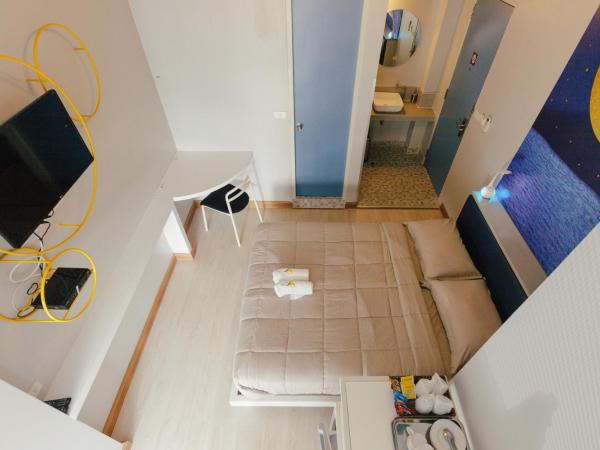 The Moon Hostel Huahin : photo 6 de la chambre chambre double ou lits jumeaux avec salle de bains privative