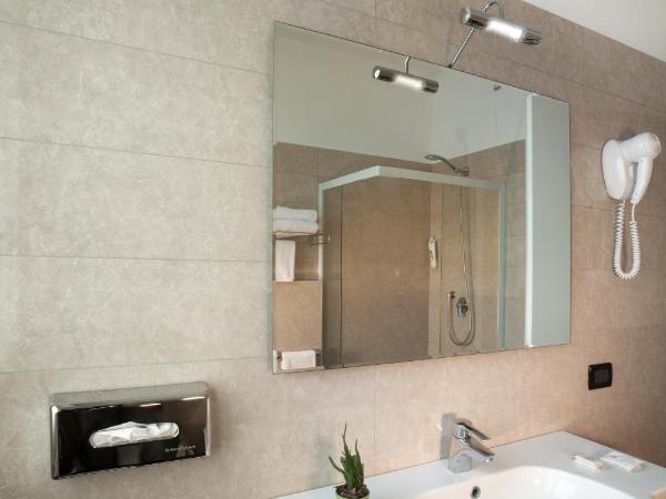 Hotel Milano Palmanova : photo 5 de la chambre chambre double supérieure avec canapé