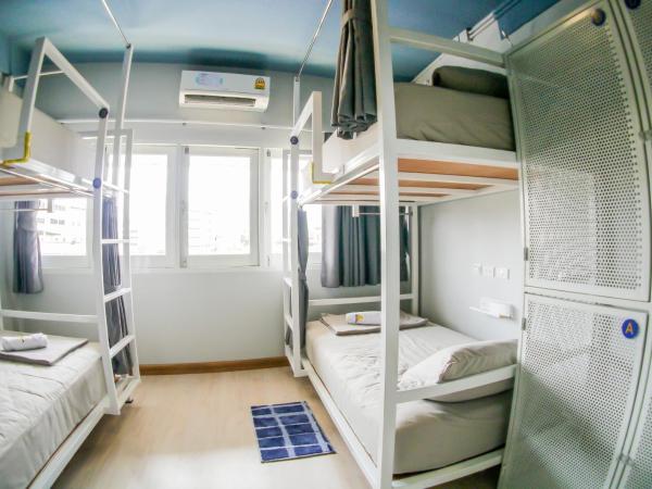 The Moon Hostel Huahin : photo 3 de la chambre chambre quadruple avec salle de bains commune