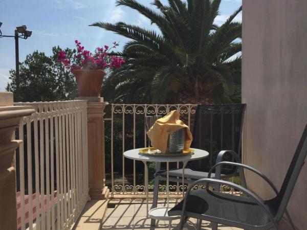 Resort Villa Isola B&B : photo 2 de la chambre chambre lit king-size - vue sur mer