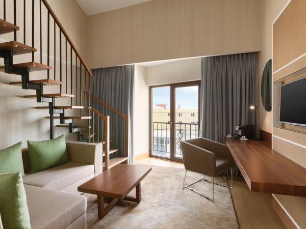 Ramada by Wyndham Istanbul Florya : photo 2 de la chambre suite lit king-size