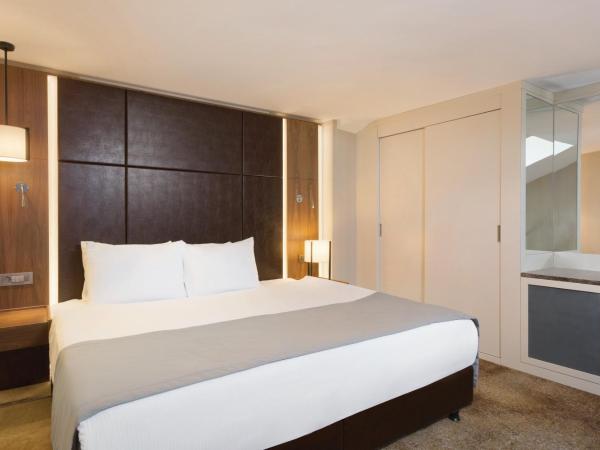 Ramada by Wyndham Istanbul Florya : photo 1 de la chambre suite lit king-size