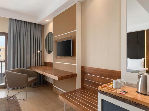 Ramada by Wyndham Istanbul Florya : photo 3 de la chambre chambre lit queen-size