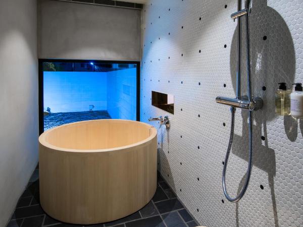 Hotel Anteroom Kyoto : photo 5 de la chambre chambre lits jumeaux photographe et réalisateur mika ninagawa avec baignoire en cyprès