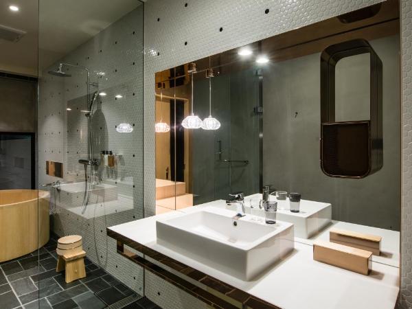 Hotel Anteroom Kyoto : photo 3 de la chambre chambre lits jumeaux photographe et réalisateur mika ninagawa avec baignoire en cyprès