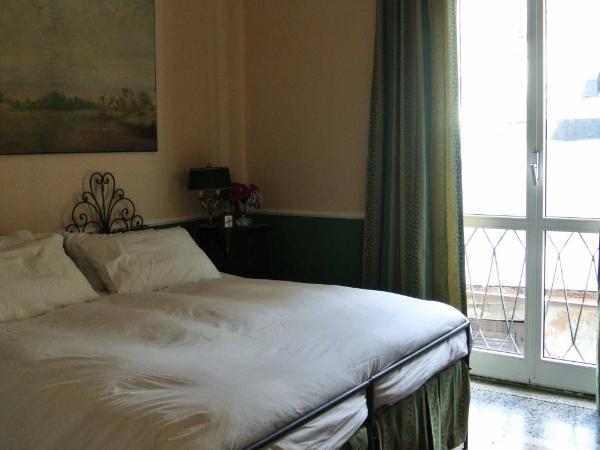 Palazzo Zecchino B&B : photo 4 de la chambre chambre double ou lits jumeaux avec salle de bains privative