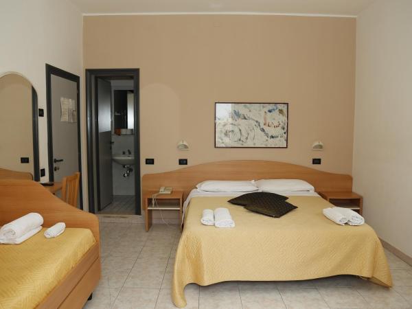 Hotel Villa Dina : photo 5 de la chambre chambre triple standard