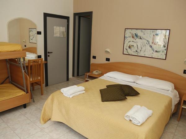 Hotel Villa Dina : photo 2 de la chambre chambre quadruple standard