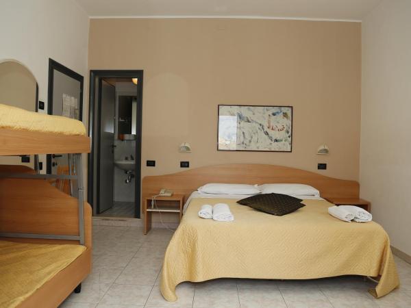 Hotel Villa Dina : photo 3 de la chambre chambre quadruple standard