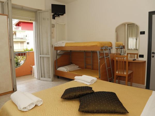 Hotel Villa Dina : photo 5 de la chambre chambre quadruple standard