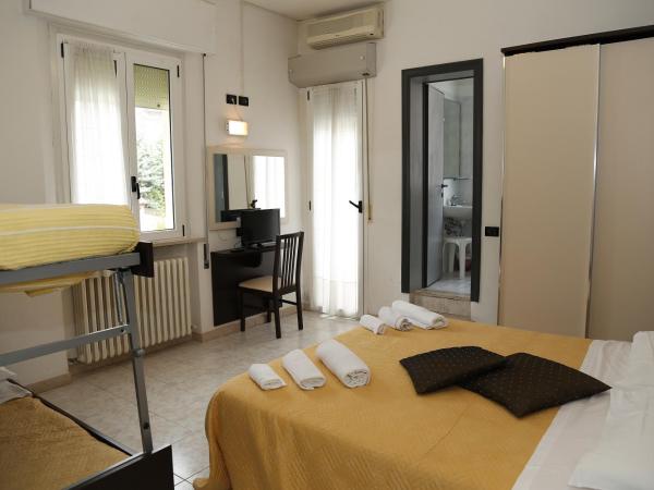 Hotel Villa Dina : photo 4 de la chambre chambre quadruple standard
