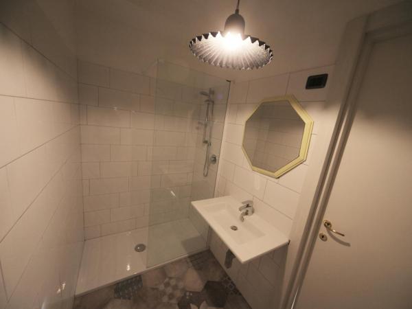 Dopa Hostel : photo 4 de la chambre chambre double avec salle de bains privative