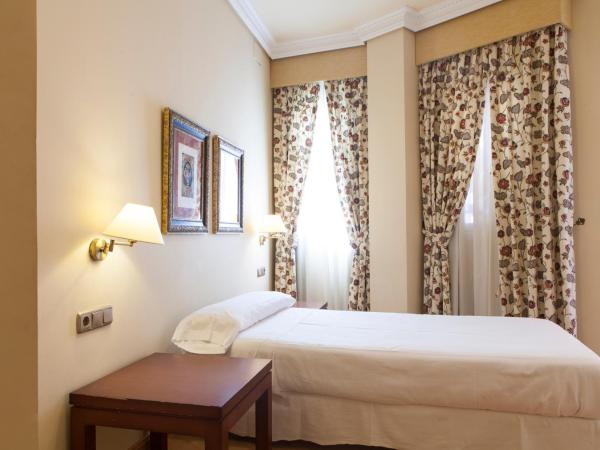 Hotel Cervantes : photo 6 de la chambre chambre triple