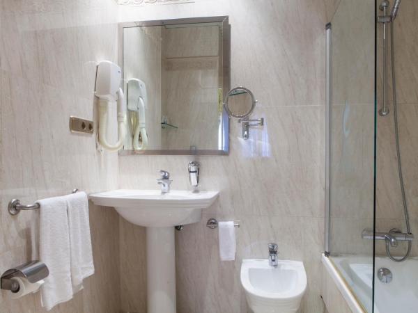 Hotel Cervantes : photo 6 de la chambre hébergement double pour une occupation simple