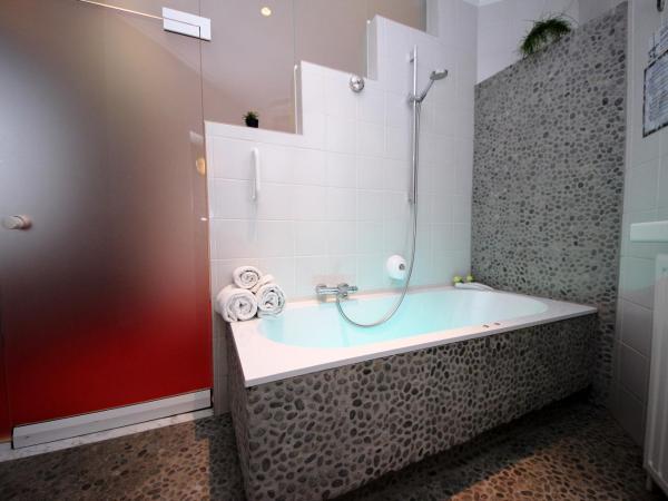 Hotel Astoria Gent : photo 3 de la chambre chambre brillant avec baignoire spa
