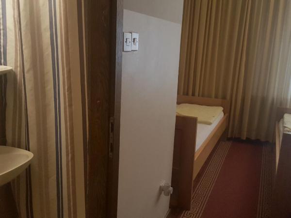 HI Hostel Zagreb : photo 4 de la chambre chambre lits jumeaux avec salle de bains privative