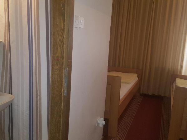 HI Hostel Zagreb : photo 4 de la chambre chambre simple avec salle de bains privative