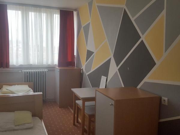 HI Hostel Zagreb : photo 5 de la chambre chambre lits jumeaux avec salle de bains commune