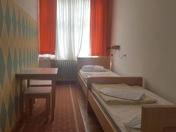 HI Hostel Zagreb : photo 7 de la chambre chambre lits jumeaux avec salle de bains commune