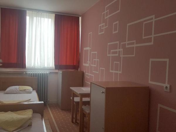 HI Hostel Zagreb : photo 4 de la chambre chambre lits jumeaux avec salle de bains commune