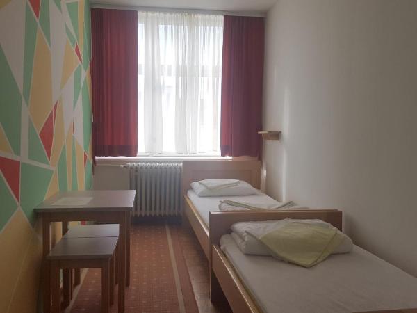 HI Hostel Zagreb : photo 8 de la chambre chambre lits jumeaux avec salle de bains commune